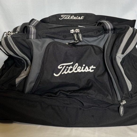 Titleist Golf Club wheeled Duffle Bag Black  Logo Shoulder Strap Nylon AMAZING - Picture 1 of 7
